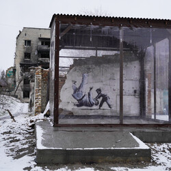 В Киевской области на граффити Бэнкси установили спецсистемы защиты - Общество