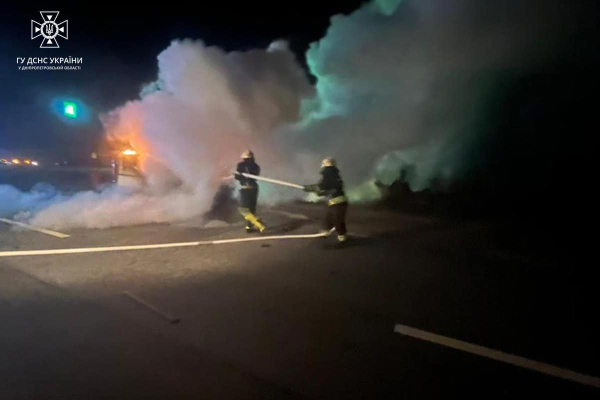 На Дніпропетровщині внаслідок ДТП спалахнув автомобіль, в якому загинули троє людей. ФОТО | новини Дніпра