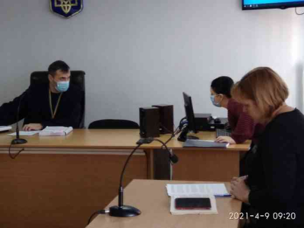 Співробітницю однієї з бібліотек Павлограда, яка захоплювалась кадирівцями, тільки у суді змусили поважати Україну