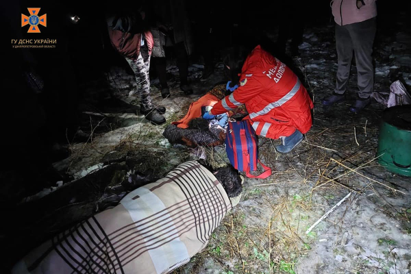 У селищі на Дніпропетровщині бійці ДСНС встигли врятувати двох людей із палаючої оселі. ФОТО | новини Дніпра