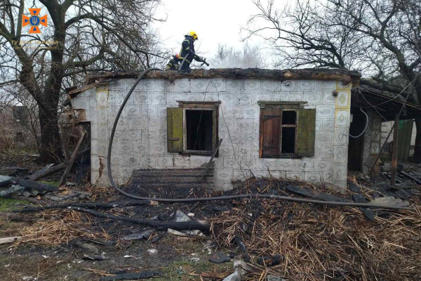 Під час пожежі у селищі на Дніпропетровщині трагічно загинула літня жінка. ФОТО | новини Дніпра