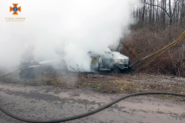 На Дніпропетровщині під час руху спалахнув автомобіль, водій у лікарні. ФОТО | новини Дніпра