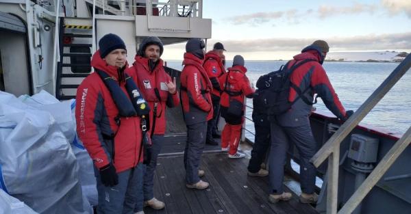 Ледокол "Ноосфера" доставил членов украинской экспедиции до станции "Вернадского" в Антарктиде - Общество