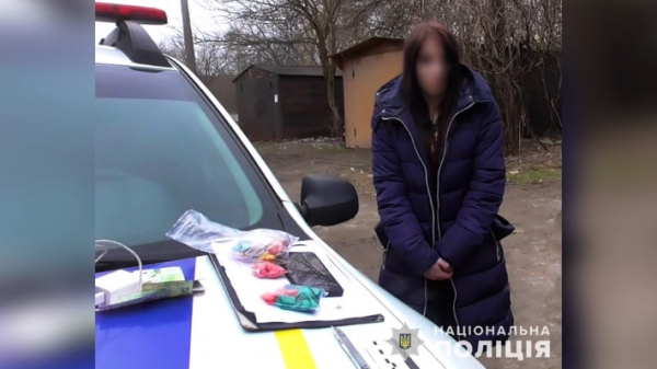 
Запорожские полицейские разоблачили девушку, причастную к распространению наркотиков и психотропов - Новости Мелитополя
