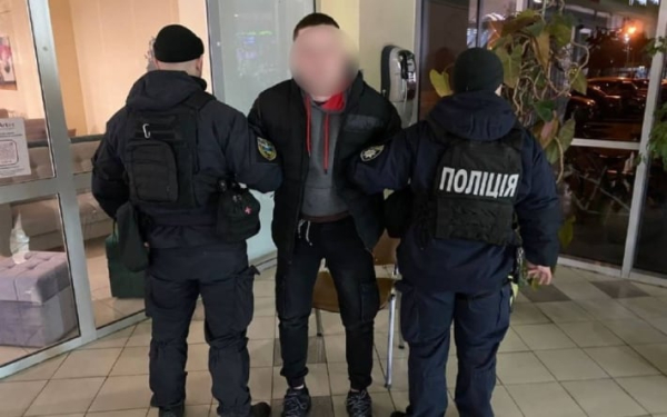 
В Броварах мужчина пытался изнасиловать девушку в туалете ТРЦ: фото, видео - Новости Мелитополя
