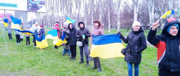 Без показухи та зобов'язань: у Павлограді школярі вийшли до дороги, щоб підтримати українських бійців