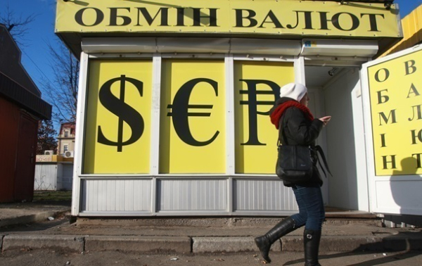 В Украине снова дешевеет наличный доллар