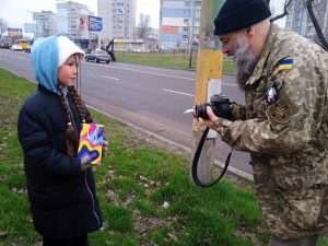 Без показухи та зобов'язань: у Павлограді школярі вийшли до дороги, щоб підтримати українських бійців
