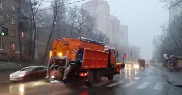 В Киеве выпал снег: власти столицы просят горожан быть осторожными - Общество
