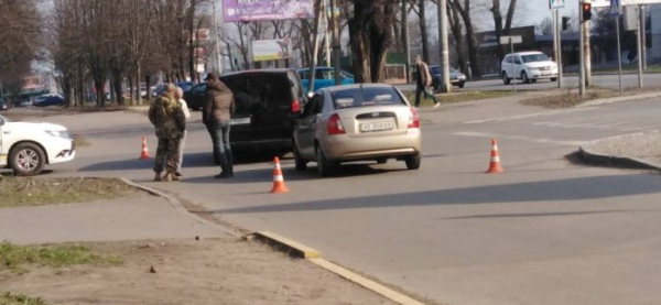 Скупчення автотранспорту біля супермаркетів сприяє ДТП в Павлограді