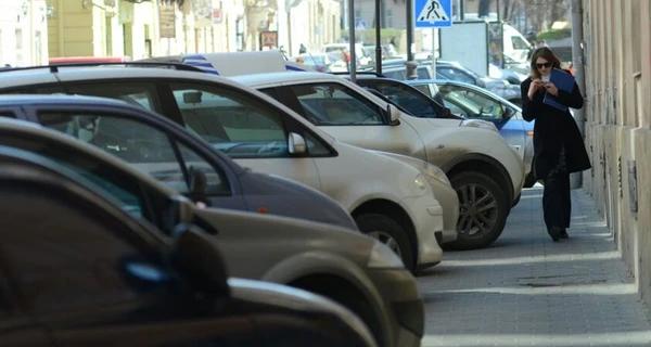 Львовян призвали жаловаться на неправильно припаркованные авто ради помощи ВСУ - Общество