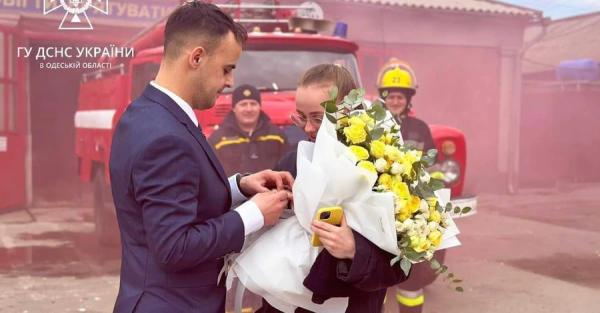 Одесский спасатель сделал предложение любимой, которая проходит стажировку в его части - Общество