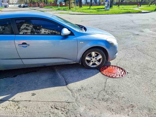 
В Запорожье появились красные люки, на которых нельзя не парковать свое авто: причина - Новости Мелитополя
