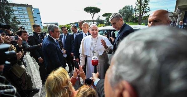 Папу Римского спустя три дня выписали из больницы - Общество