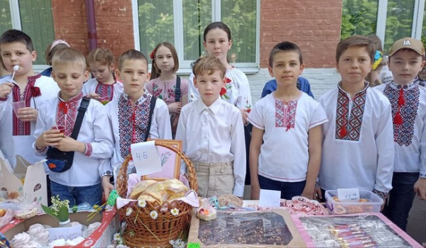Житомирские школьники на ярмарке собрали 36 тысяч гривен на помощь ВСУ - Общество