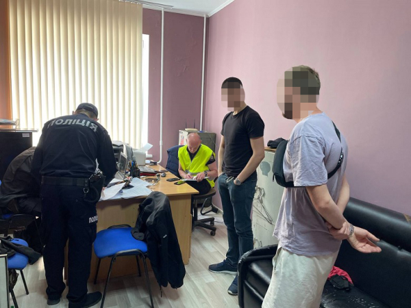 В Киеве задержали двух мужчин, которые снимали работу ПВО  - Общество