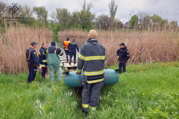 У Павлограді рятувальники дістали з річки тіло чоловіка, особа якого встановлюється. ФОТО | новини Дніпра