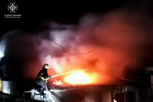 У Дніпрі рятувальники встигли винести чоловіка живим із палаючого будинку. ФОТО | новини Дніпра