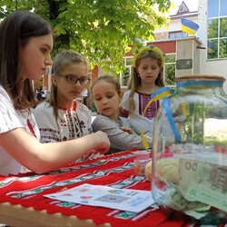 Житомирские школьники на ярмарке собрали 36 тысяч гривен на помощь ВСУ - Общество