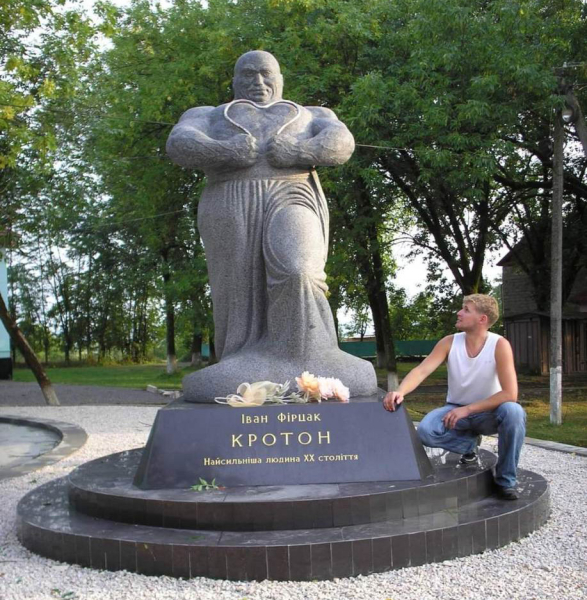 Автор скульптуры Александра Мациевского: Я назвал ее – Последний взгляд смерти в глаза - Общество