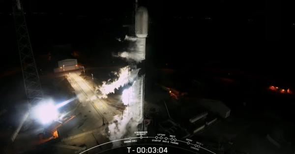  SpaceX успешно вывела на орбиту 22 единицы новейших спутников V2 mini  - Общество