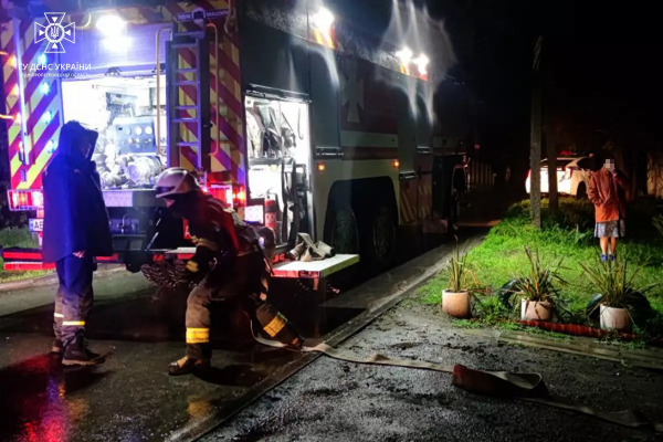У Дніпрі рятувальники встигли винести чоловіка живим із палаючого будинку. ФОТО | новини Дніпра