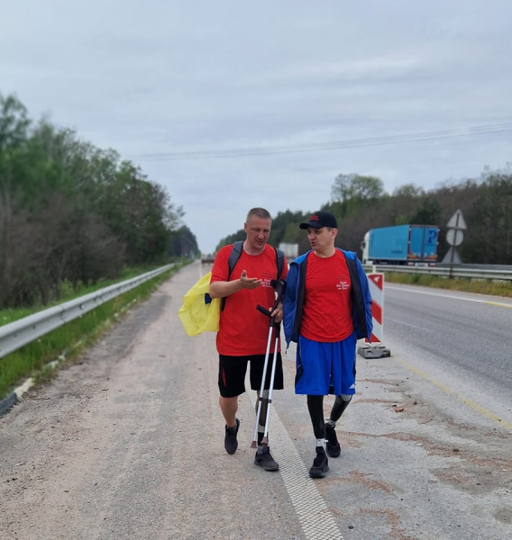 Ветеран АТО на протезе прошел пешком с Житомира до Киева, чтобы собрать деньги для госпиталя - Общество