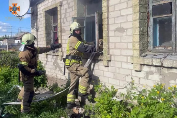 Два відділення пожежних гасили палаючі домашні речі в будинку на вул. Вокзальній в Павлограді