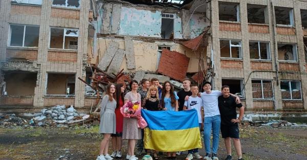 На Херсонщине выпускники провели последний звонок на руинах школы, разрушенной россиянами - Общество