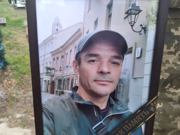 
				Миргородці віддали жалобні почесті воїну Олегу Остапенку
				