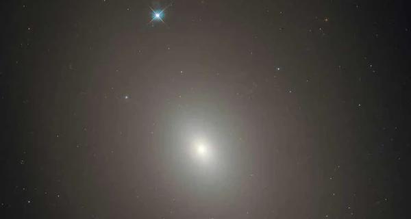 Телескоп "Хаббл" сфотографировал туманную галактику - Общество