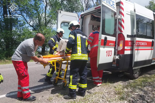 На Дніпропетровщині легковик влетів у дерево, пораненого водія деблокували рятувальники. ФОТО | новини Дніпра