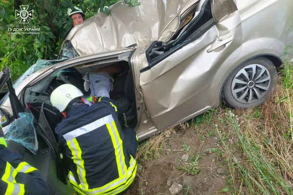 На Дніпропетровщині легковик влетів у дерево, пораненого водія деблокували рятувальники. ФОТО | новини Дніпра