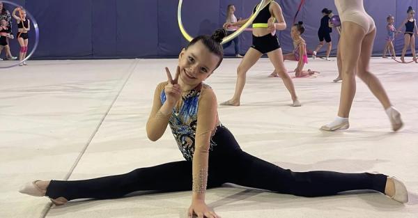 Семилетняя гимнастка, в прошлом году потерявшая ногу после российского обстрела, выиграла первые соревнования - Общество