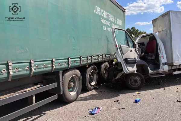 У ДТП на Дніпропетровщині зіткнулися дві вантажівки, водій однієї з яких загинув. ФОТО | новини Дніпра