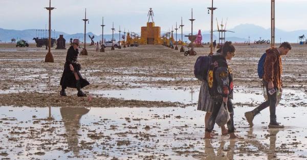 Ливень превратил территорию Burning Man в болото, 70 тысяч гостей оказались в ловушке  - Общество