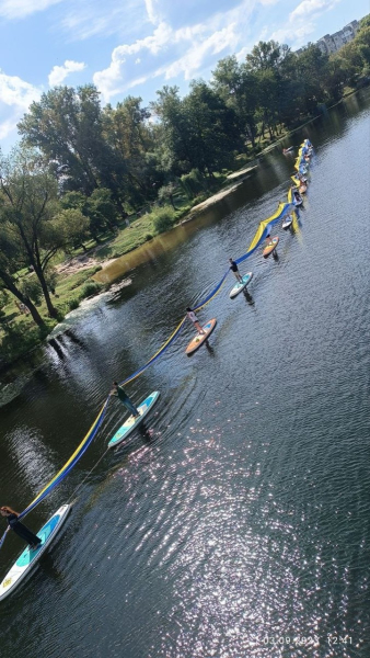 В Сумах подняли самый длинный флаг Украины на воде - Общество