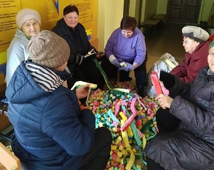 Сім бабусь у Павлограді допомагають Україні здолати окупантів
