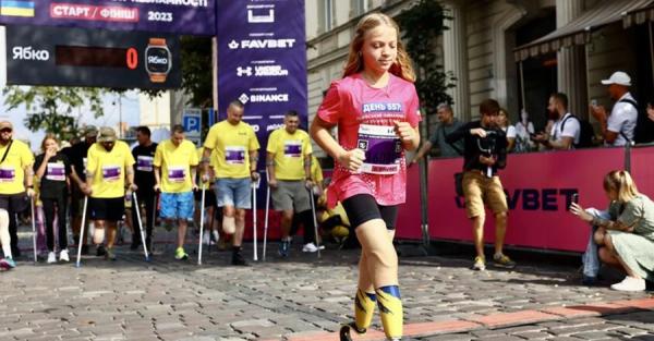 Дочери прочат карьеру модели: 12-летняя Яна из Краматорска после потери двух ног бегает и ездит на велосипеде - Общество