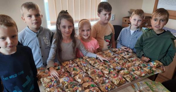Волынский отряд семилеток-волонтеров год отправляет на фронт полезные сладости - Общество