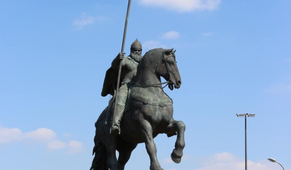 Умер конь, позировавший для памятника Илье Муромцу в Киеве - Общество