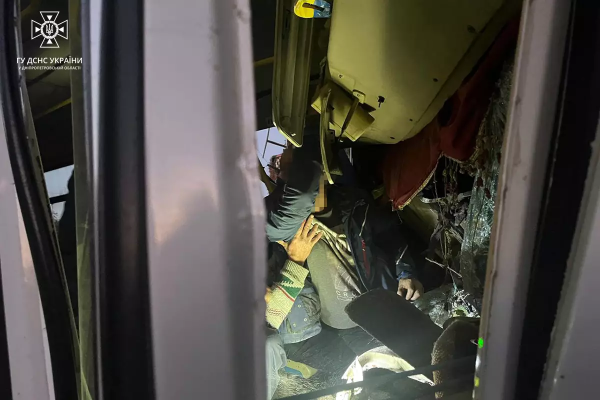 У Нікополі автобус врізався у приватний будинок, пораненого водія дістали рятувальники. ФОТО | новини Дніпра