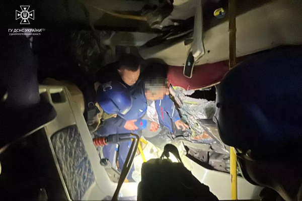 У Нікополі автобус врізався у приватний будинок, пораненого водія дістали рятувальники. ФОТО | новини Дніпра