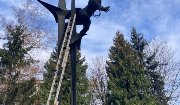 Во Львове демонтировали скульптурную композицию "Космонавтика" - Общество