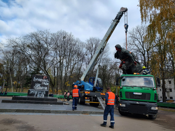 В Киеве снесли памятник Пушкину  - Общество