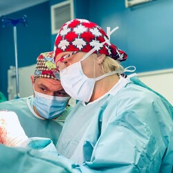 Во Львове 18-летней девушке выполнили уникальную операцию на ноге - Общество