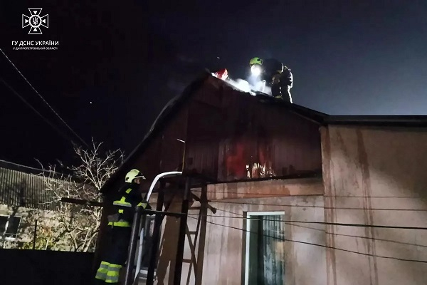 Полум'я охопило дах будинку на вул. Сірка в Павлограді