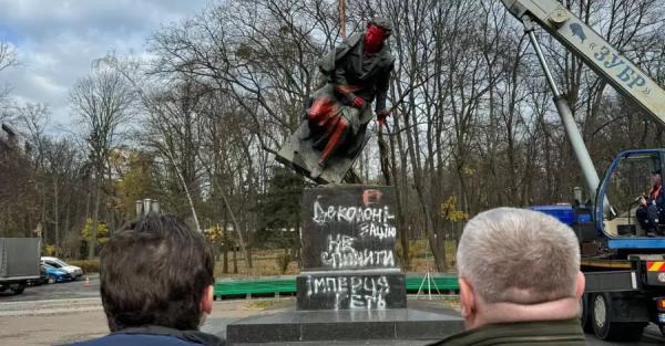 В Киеве снесли памятник Пушкину  - Общество