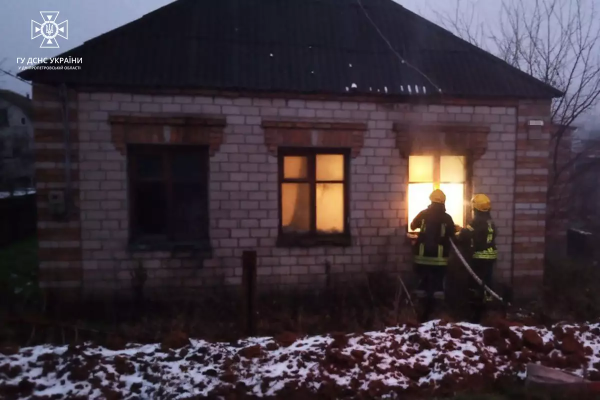 У Кривому Розі бійці ДСНС встигли врятувати двох чоловіків із палаючого будинку. ФОТО | новини Дніпра