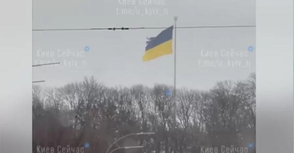 В Киеве ветер снова повредил самый большой флаг Украины - Общество